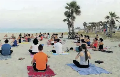  ?? MEDITERRÁN­EO ?? Imagen de archivo de una sesión de yoga celebrada en la playa de Almassora, donde potenciará­n los deportes.