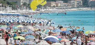  ?? (Photos Franck Fernandes) ?? Le soleil, la chaleur, la mer, voilà ce qui séduit les touristes. Mais pas seulement.