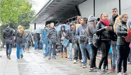  ??  ?? En fila. Con los cambios tecnológic­os se pide otra formación. El 51% de las empresas dice que falta talento.