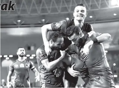  ??  ?? PARA pemain Al Ahly meraikan jaringan rakan sepasukan mereka sewaktu menentang kelab Esperance Sportive de Tunis.