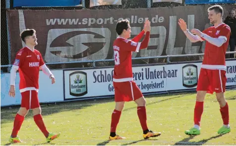  ?? Foto: Sebastian Richly ?? Die Aindlinger, (von links) Neuzugang Adrian Müller, David Englisch und Simon Knauer, bejubeln den Treffer zum 1:0. Am Ende reicht es trotz eines Zwei Tore Vorsprungs für den TSV nicht zum Punktgewin­n.