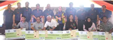  ??  ?? Uggah (back row, fifth right) and other dignitarie­s pose for a group photo with recipients of outstandin­g farmers and entreprene­urs awards at the festival.