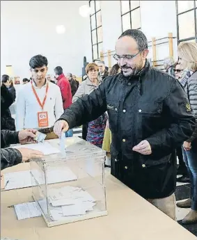  ?? VICENÇ LLURBA ?? Alejandro Fernández en su colegio electoral el pasado jueves