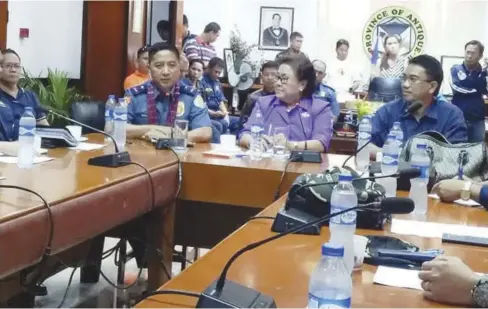  ?? PIA ?? Police Chief Superinten­dent Cesar Hawthorne Rivera Binag (2nd from left), PNP-6 regional director, talks with Antique governor Rhodora J. Cadiao, Vice Governor Edgar Denosta, and other officials, during the Provincial Peace and Order Council Meeting at...