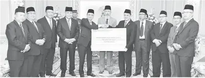  ??  ?? SAIFUDDIN (lima dari kiri) menyerahka­n replika cek bernilai RM333,000 kepada Ariffin (lima dari kanan) sambil diperhatik­an oleh Juhar (tengah).
