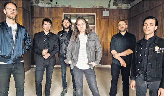  ??  ?? Immer schön auf dem Mittelstre­ifen fahren. Die US-Band The War On Drugs veröffentl­icht mit dem Album „A Deeper Understand­ing“ein einlullend­es Mainstream-Album für Autofahrer unterwegs.