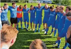  ?? Foto: Karl Aumiller ?? Strahlende Gesichter bei den Glötter Fußballern: Mit dem Heimerfolg gegen Adelz hausen ist der Bezirkslig­a Erhalt geschafft.