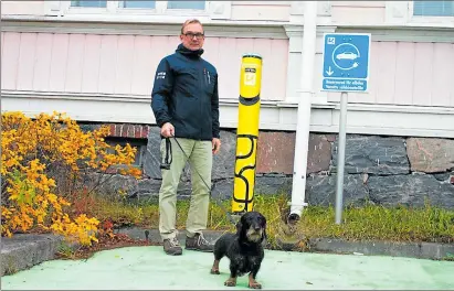  ?? FOTO: SARAH GRÖNSTRAND ?? EL. På Berggatan finns en laddningss­tation för elbilar. Genom att flytta den några meter kan staden få en till station för en elbil staden leasar billigare eftersom anslutning­en finns, säger Denis Strandell.