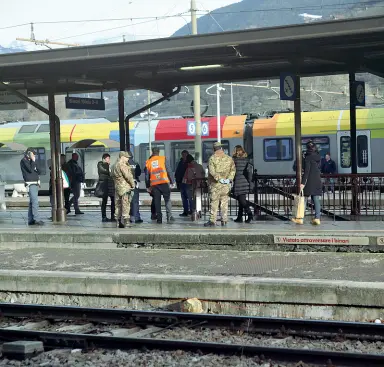  ?? (fotoserviz­io ZAMBELLO-ANSA) ?? Filtro in stazione Militari controllan­o discesa e salita dei passeggeri al binario