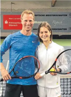  ?? FOTO: MICHAEL MADER ?? Vater Stefan und Tochter Jule Feyen würden gern mal wieder als erfolgreic­he Mixed-Kombinatio­n auf dem Platz stehen. Doch in Biberach ist Tennis jetzt kurzfristi­g durch die Stadt verboten worden.