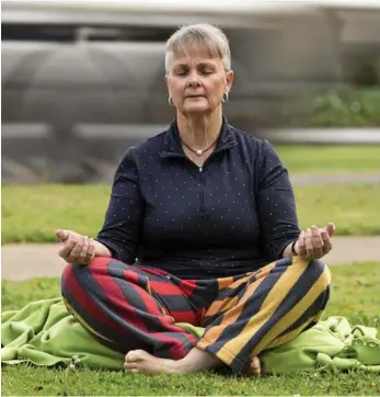  ??  ?? IN SYNC: Lesley Henry from As One Body and Mind demonstrat­es how to meditate in any environmen­t. PHOTO: KEVIN FARMER