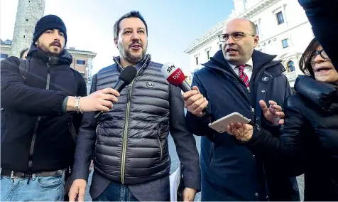  ?? (Ansa) ?? Il vertice Il ministro dell’interno, Matteo Salvini, 45 anni, ieri al suo arrivo a Palazzo Chigi per l’incontro con il premier Giuseppe Conte, 54