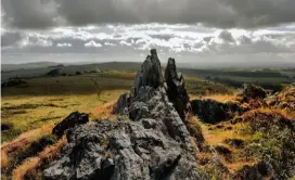  ??  ?? Des landes et des rocs. Les monts d’arrée ? C’est Anatole Le Braz, écrivain et historien du folklore breton, qui en parle le mieux : « Des montagnes qui n’en sont plus mais se souviennen­t de l’avoir été… »