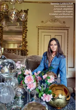  ??  ?? Sammler-Leidenscha­ft
Eva in einem JeansJumps­uit, abgebildet inmitten von Kugeln, Kristallen und Blumen im Hauptwohnz­immer.
