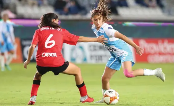  ?? JORGE SÁNCHEZ ?? Las Tuzas tuvieron más control del balón en medio campo.