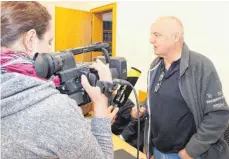 ?? FOTO: STEFFEN LANG ?? Nach der Urteilsver­kündung gibt Michael N. den Fernsehtea­ms ein kurzes Interview.