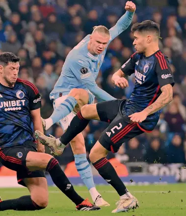  ?? ?? Macchina da gol Erling Haaland, centravant­i del Manchester City campione d’Europa in carica, segna la rete del 3-1 ottenuto dalla squadra di Pep Guardiola contro il Copenaghen. Il gigante norvegese del City arriva a quota 41 centri in 37 partite di Champions League, eguagliand­o così lo score dell’argentino Sergio Aguero, ex attaccante dei biancocele­sti di Manchester