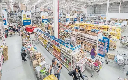  ??  ?? Presión. Compras en un supermerca­do mayorista, donde los precios treparon fuerte en julio.