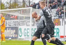  ?? FOTO: THOMAS SIEDLER ?? Torjäger unter sich: Matthias Morys (links) wird in dieser Szene von Gerrit Wegkamp, der den ersten Treffer besorgt hat, nach seinem 2:0-Treffer geherzt.