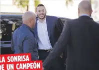  ??  ?? El ganador de la Serie Mundial, Carlos Correa, se mostró contento a su llegada y salida al Tribunal Federal de San Juan ayer.
