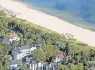  ??  ?? Der schneeweiß­e Sandstrand ist 36 Kilometer lang.