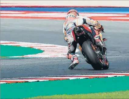  ?? FOTO: REPSOL HONDA ?? Marc Márquez regresa a pista con el mono raspado En poco más de dos minutos se sobrepuso a una caída