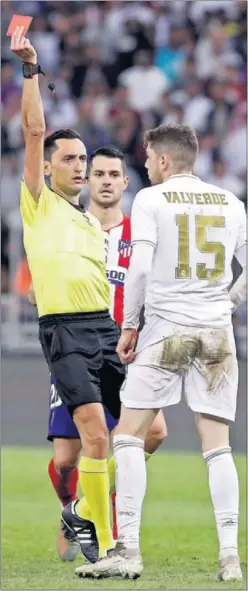  ??  ?? Sánchez Martínez muestra la tarjeta roja a Valverde.