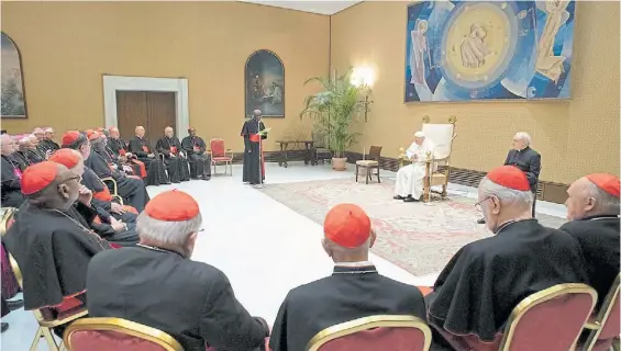  ?? ANSA ?? Deliberaci­ones. El Papa Francisco debate con sus obispos durante una reciente audiencia en uno de los salones del Palacio Apostólico.