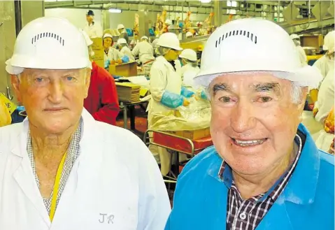  ?? PHOTO: JAMIE BROWN ?? PERSONAL STYLE: JR McDonald of Bindaree Beef at Inverell, right, with long-time friend Vince Ptolomy of Kyogle.