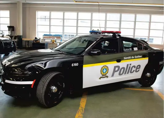  ??  ?? La nouvelle apparence des voitures de la Sûreté du Québec permettra d’accroître la visibilité et la sécurité des patrouille­urs. PHOTO BEN PELOSSE, LE JOURNAL DE MONTRÉAL