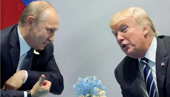  ?? (Klimentiev /Sputnik) ?? Il presidente russo Vladimir Putin e quello americano Donald Trump ad Amburgo. È stata Melania ad interrompe­rli, ricordando ad entrambi che si stava facendo tardi per il concerto serale