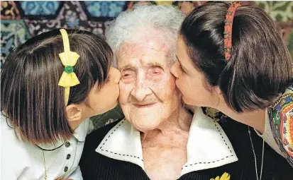  ??  ?? Geburtstag­sküsse für eine 120-Jährige: Kein Mensch lebte bisher länger als Jeanne Louise Calment.