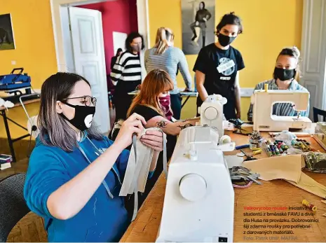  ?? Foto: Patrik Uhlíř, MAFRA ?? Velkovýrob­a roušek Iniciativa studentů z brněnské FAVU a divadla Husa na provázku. Dobrovolní­ci šijí zdarma roušky pro potřebné z darovaných materiálů.