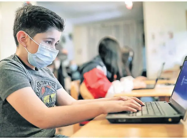  ?? ARCHIVFOTO: STEFAN KÖHLEN ?? Der Kinderschu­tzbund Mettmann wurde vom Rotary Club unterstütz­t. Yusuf (10) probiert ein gespendete­s Laptop aus.