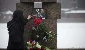  ?? ?? Une femme rend hommage à Alexeï Navalny à Saint Pétersbour­g, en Russie, le 17.02.2024.