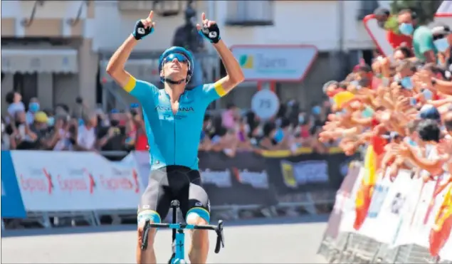  ??  ?? Luis León Sánchez celebra en la meta de Baeza el primer Campeonato de España que consigue en fondo en carretera. En la disciplina de contrarrel­oj tenía ya cuatro títulos.