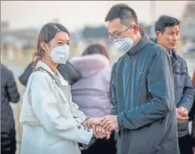  ?? AFP ?? ■
A couple wearing protective masks at Tiananmen Gate in Beijing amid the coronaviru­s outbreak.