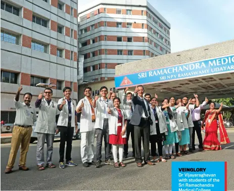  ?? JAISON G ?? VEINGLORY
Dr Vijayaragh­avan with students of the Sri Ramachandr­a Medical College