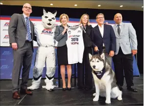  ?? Richard Drew / Associated Press ?? UConn men’s basketball coach Dan Hurley, left, University President Susan Herbst, third left, Big East Commission­er Val Ackerman, fourth left, women’s basketball coach Geno Auriemma, fifth left, and Director of Athletics David Benedict, pose for photos in 2019 during the announceme­nt that UConn is re-joining the Big East Conference.