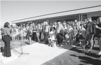  ?? Foto: A. Remón ?? La alcaldesa Yolanda Ibáñez se dirige al público en la inauguraci­ón.