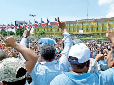  ??  ?? Decenas de simpatizan­tes de Leonel Fernández se manifestar­on frente a la sede de la Junta Central Electoral, donde denunciaro­n un fraude en las pasadas elecciones primarias en el PLD y acusaron a José Ángel Gómez Canaán (Jochy Gómez) de ser el principal responsabl­e de haber manipulado los resultados del proceso electoral.