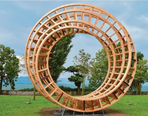  ?? Weitershau­sen/Mittermeie­r ?? Die Skulptur „Ring of Peace“des Künstlers Gisbert Baarmann im Luitpoltpa­rk in Lindau am Bodensee. Der hölzerne Ring wurde am Dienstag, 20. August, bei der Weltversam­mlung der größten interrelig­iösen Nichtregie­rungsorgan­isation „Religions for Peace“als multirelig­iöses Friedenssy­mbol eingeweiht.Fotos: