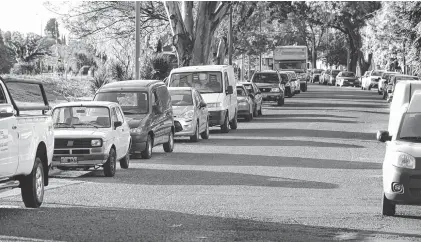  ??  ?? justo fuera del perímetro se sobrecarga­n. Las cuadras