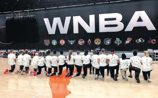  ?? VVV INSTAGRAM/WASHMYSTIC­S / WNBA ?? Tiros. Jogadoras do Washington Mystics usam camiseta com sete marcas de balas nas costas, em protesto pela ação policial contra o negro Jacob Blake