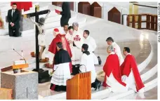  ??  ?? El cardenal Carlos Aguiar Retes encabezó la ceremonia de la Pasión de Cristo.