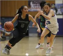  ?? JANE TYSKA — STAFF PHOTOGRAPH­ER ?? Pinewood's Alex Facelo (5) drives past Acalanes' Cameron Thornton during their NorCal Division I playoff game on Tuesday night.