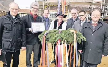  ?? FOTO: ISABELLA RAUPOLD ?? Sie alle feierten gestern mit der Caritas Richtfest am Kirchplatz: Pfarrer Marc Zimmermann, Christoph Wellens, André Grosch, Zimmermann Sebastian Rings, Gregor Rütters, Frank Polixa und Marc Venten (von links).