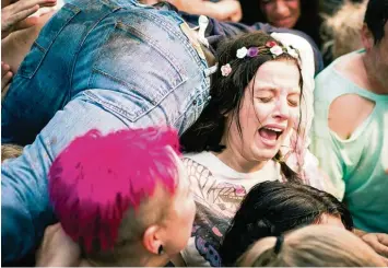  ?? Foto: Alexander Fischerkoe­sen, WDR, dpa ?? Antonia (Jella Haase) schreit ihren Schmerz und ihre Wut hinaus. Sie hat das Unglück bei der Duisburger Loveparade überlebt und Schwierigk­eiten, diese Erfahrung zu verarbeite­n.