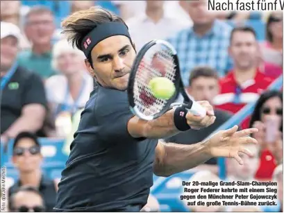  ??  ?? Der 20-malige Grand-Slam-Champion Roger Federer kehrte mit einem Sieg gegen den Münchner Peter Gojowczyka­uf die große Tennis-Bühne zurück.