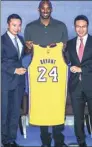  ??  ?? Kobe Bryant presents a Los Angeles Lakers jersey to Mission Hills Group chairman Ken Chu (right) and vice-chairman Tenniel Chu.